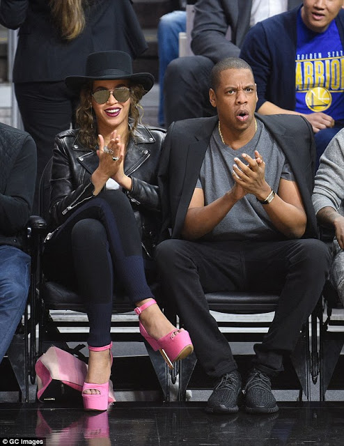 Απίστευτα! Δείτε τι παπούτσια φορούσε η Beyonce όταν πήγε να δει μπάσκετ με τον Jay-Z! [photos] - Φωτογραφία 4