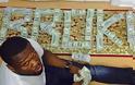 Ο... χρεοκοπημένος 50 Cent ποζάρει με κατοσταδόλαρα και προκαλεί! - Φωτογραφία 1