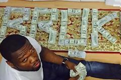 Ο... χρεοκοπημένος 50 Cent ποζάρει με κατοσταδόλαρα και προκαλεί!