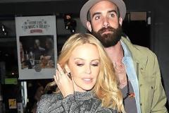 Η 47χρονη Kylie Minogue αρραβωνιάστηκε τον 28χρονο σύντροφό της