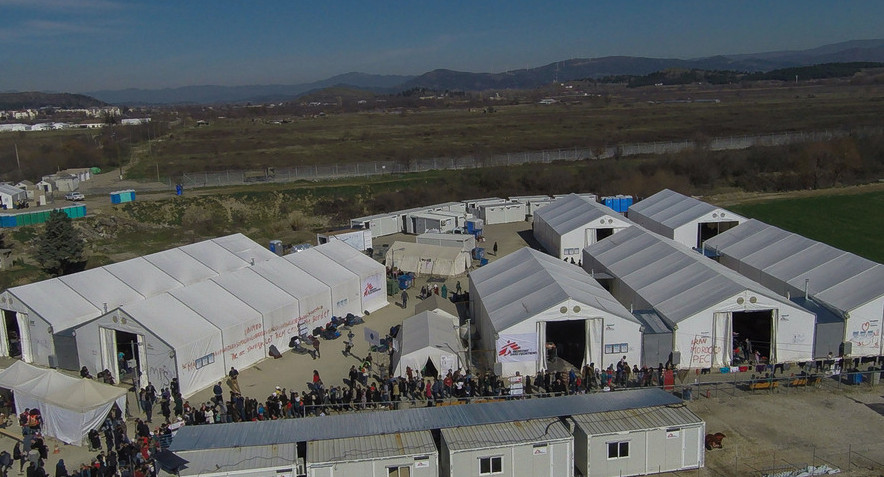 Χάος στην Ειδομένη -500 πρόσφυγες προσπάθησαν να σπάσουν τον κλοιό  [photos] - Φωτογραφία 16