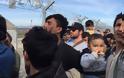 Χάος στην Ειδομένη -500 πρόσφυγες προσπάθησαν να σπάσουν τον κλοιό  [photos] - Φωτογραφία 11
