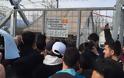Χάος στην Ειδομένη -500 πρόσφυγες προσπάθησαν να σπάσουν τον κλοιό  [photos] - Φωτογραφία 9