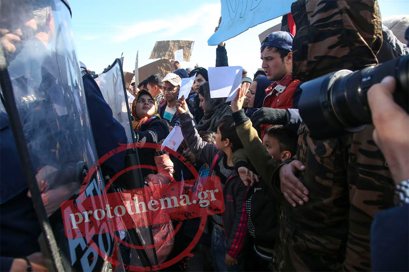 Χάος στην Ειδομένη: «Ντου» από μετανάστες-Τα Σκόπια έκλεισαν τελείως τα σύνορα - Φωτογραφία 4