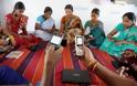 Σε ποιο χωριό απαγορεύτηκε η χρήση κινητών από ανύπαντρες