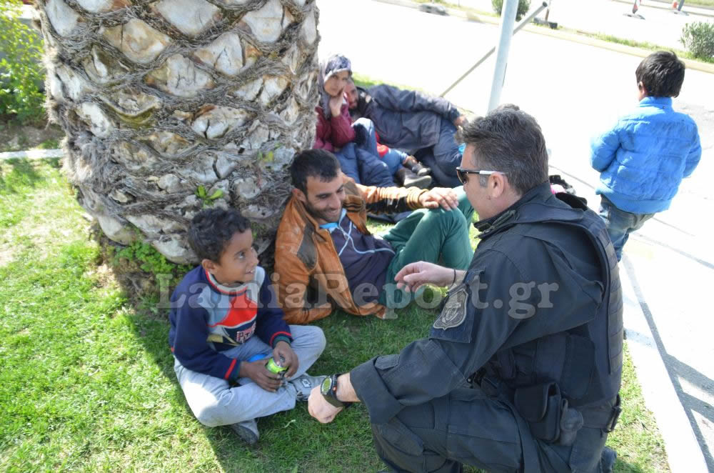 Λαμία: Δραματικές σκηνές με τους πρόσφυγες που εγκλωβίστηκαν στην πόλη [photo] - Φωτογραφία 4