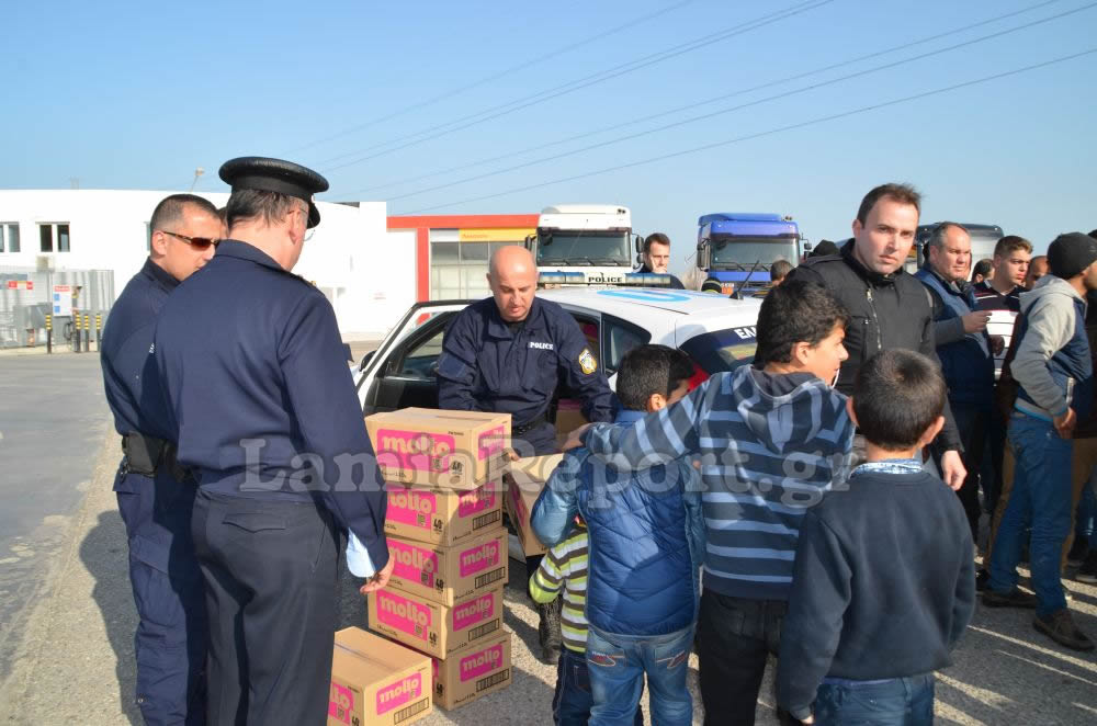 Λαμία: Δραματικές σκηνές με τους πρόσφυγες που εγκλωβίστηκαν στην πόλη [photo] - Φωτογραφία 5