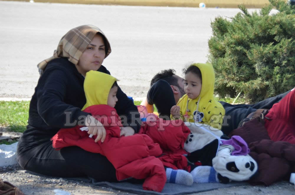 Λαμία: Δραματικές σκηνές με τους πρόσφυγες που εγκλωβίστηκαν στην πόλη [photo] - Φωτογραφία 6