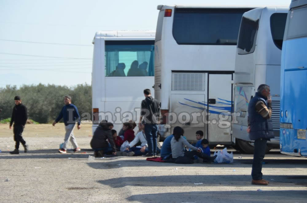 Λαμία: Δραματικές σκηνές με τους πρόσφυγες που εγκλωβίστηκαν στην πόλη [photo] - Φωτογραφία 7