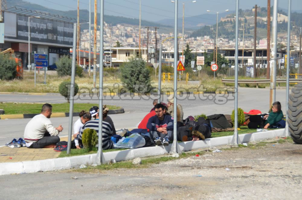 Λαμία: Δραματικές σκηνές με τους πρόσφυγες που εγκλωβίστηκαν στην πόλη [photo] - Φωτογραφία 8