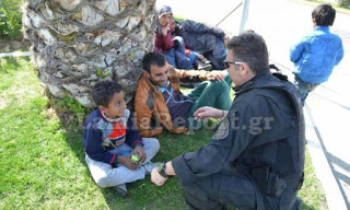 Λαμία: Αστυνομικοί μοιράζουν τρόφιμα στα προσφυγόπουλα [photos] - Φωτογραφία 1
