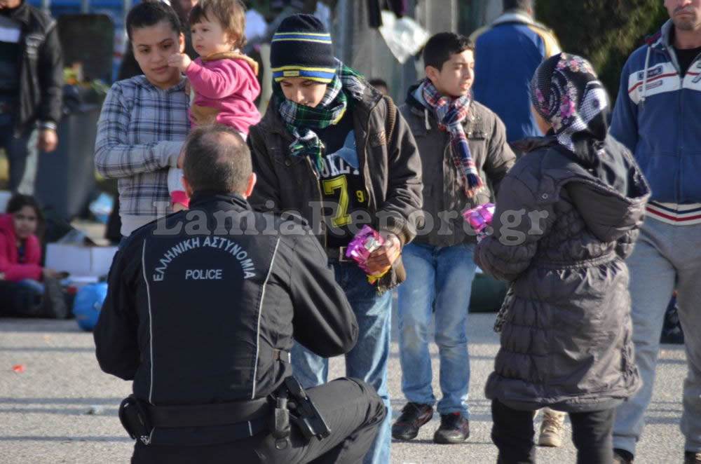 Λαμία: Αστυνομικοί μοιράζουν τρόφιμα στα προσφυγόπουλα [photos] - Φωτογραφία 2