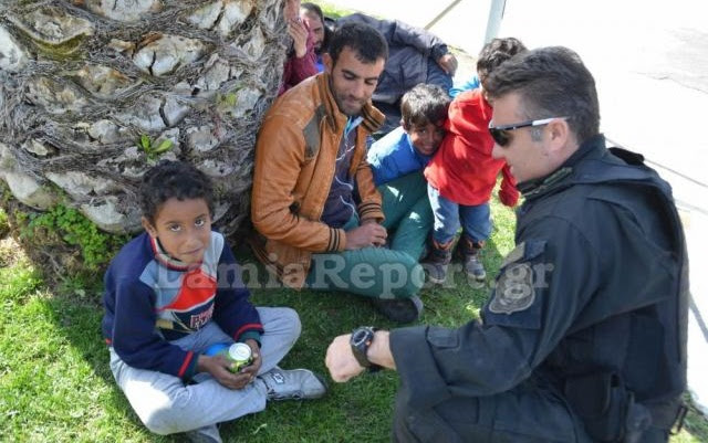 Λαμία: Αστυνομικοί μοιράζουν τρόφιμα στα προσφυγόπουλα [photos] - Φωτογραφία 3