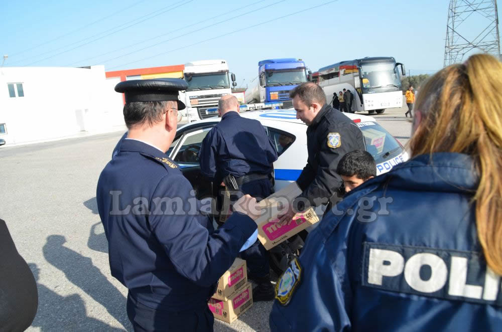 Λαμία: Αστυνομικοί μοιράζουν τρόφιμα στα προσφυγόπουλα [photos] - Φωτογραφία 4