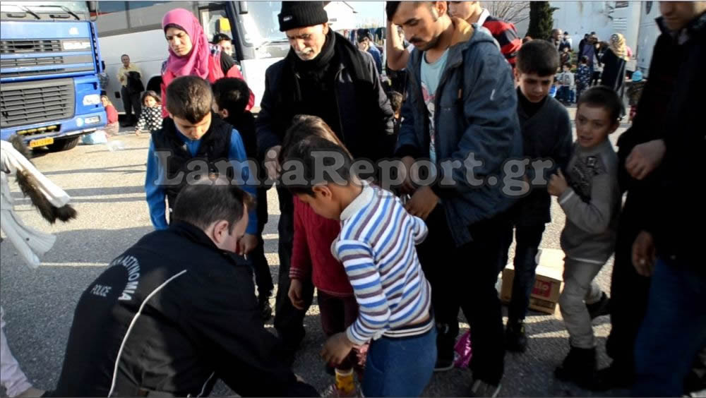 Λαμία: Αστυνομικοί μοιράζουν τρόφιμα στα προσφυγόπουλα [photos] - Φωτογραφία 6
