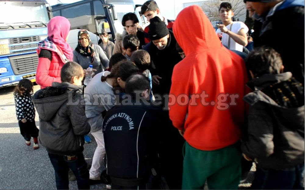 Λαμία: Αστυνομικοί μοιράζουν τρόφιμα στα προσφυγόπουλα [photos] - Φωτογραφία 7
