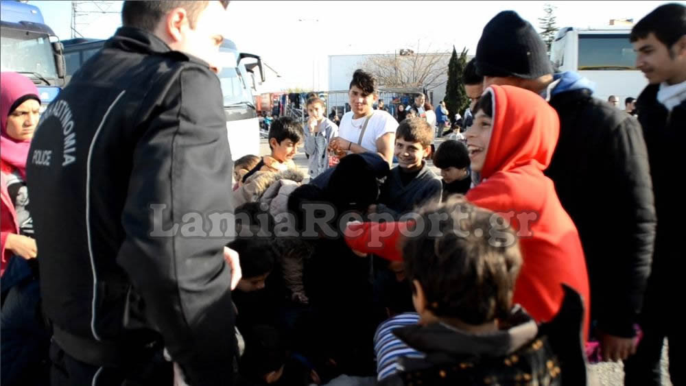 Λαμία: Αστυνομικοί μοιράζουν τρόφιμα στα προσφυγόπουλα [photos] - Φωτογραφία 8