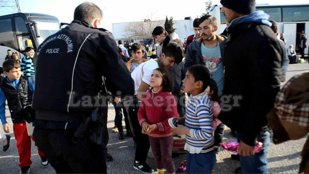 Λαμία: Αστυνομικοί μοιράζουν τρόφιμα στα προσφυγόπουλα [photos] - Φωτογραφία 9