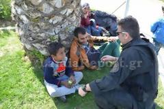 Λαμία: Αστυνομικοί μοιράζουν τρόφιμα στα προσφυγόπουλα [photos]