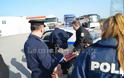 Λαμία: Αστυνομικοί μοιράζουν τρόφιμα στα προσφυγόπουλα [photos] - Φωτογραφία 4