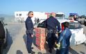 Λαμία: Αστυνομικοί μοιράζουν τρόφιμα στα προσφυγόπουλα [photos] - Φωτογραφία 5