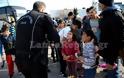 Λαμία: Αστυνομικοί μοιράζουν τρόφιμα στα προσφυγόπουλα [photos] - Φωτογραφία 9