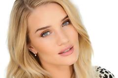 Το μαύρο δερμάτινο της Rosie Huntighton-Whiteley που τράβηξε τα βλέμματα όλων... [photos]
