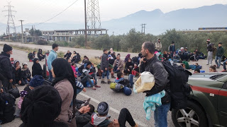ΤΩΡΑ: Χάος στην είσοδο της Λαμίας – Χιλιάδες πρόσφυγες πάνε και έρχονται... [photos] - Φωτογραφία 1
