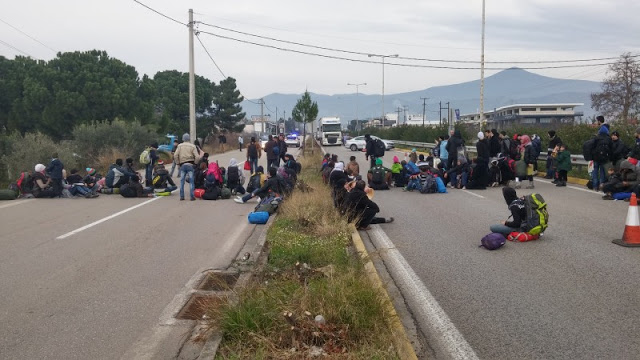 ΤΩΡΑ: Χάος στην είσοδο της Λαμίας – Χιλιάδες πρόσφυγες πάνε και έρχονται... [photos] - Φωτογραφία 3