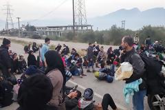 ΤΩΡΑ: Χάος στην είσοδο της Λαμίας – Χιλιάδες πρόσφυγες πάνε και έρχονται... [photos]