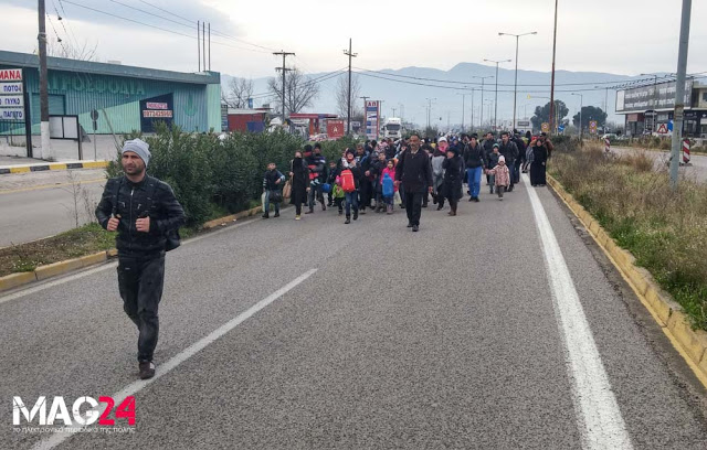 Λαμία: Ξεκίνησαν με τα πόδια για Δομοκό – Έρχονται άλλοι; [photos] - Φωτογραφία 4