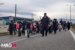 Λαμία: Ξεκίνησαν με τα πόδια για Δομοκό – Έρχονται άλλοι; [photos]