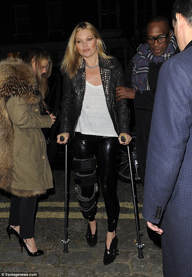 Πώς είναι η Kate Moss μετά το ατύχημα που έπαθε; [photos] - Φωτογραφία 4