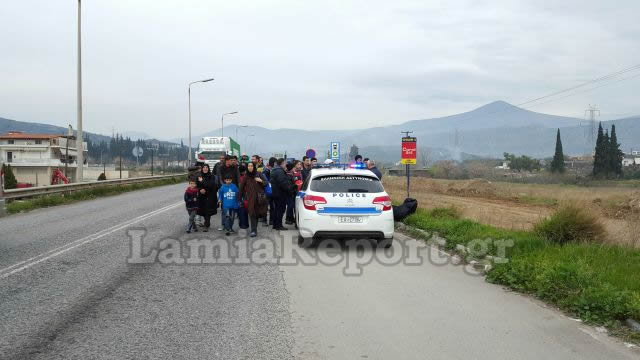 ΕΝΑ ΑΠΕΡΑΝΤΟ HOTSPOT: Γέμισε πρόσφυγες η Ελλάδα - Ξεκινούν με τα πόδια για τα σύνορα με τα Σκόπια [ΣΥΓΚΛΟΝΙΣΤΙΚΕΣ ΕΙΚΟΝΕΣ] - Φωτογραφία 11