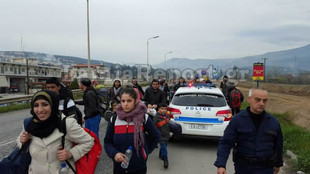 ΕΝΑ ΑΠΕΡΑΝΤΟ HOTSPOT: Γέμισε πρόσφυγες η Ελλάδα - Ξεκινούν με τα πόδια για τα σύνορα με τα Σκόπια [ΣΥΓΚΛΟΝΙΣΤΙΚΕΣ ΕΙΚΟΝΕΣ] - Φωτογραφία 12
