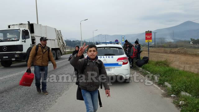 ΕΝΑ ΑΠΕΡΑΝΤΟ HOTSPOT: Γέμισε πρόσφυγες η Ελλάδα - Ξεκινούν με τα πόδια για τα σύνορα με τα Σκόπια [ΣΥΓΚΛΟΝΙΣΤΙΚΕΣ ΕΙΚΟΝΕΣ] - Φωτογραφία 13