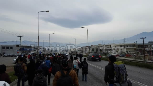 ΕΝΑ ΑΠΕΡΑΝΤΟ HOTSPOT: Γέμισε πρόσφυγες η Ελλάδα - Ξεκινούν με τα πόδια για τα σύνορα με τα Σκόπια [ΣΥΓΚΛΟΝΙΣΤΙΚΕΣ ΕΙΚΟΝΕΣ] - Φωτογραφία 14