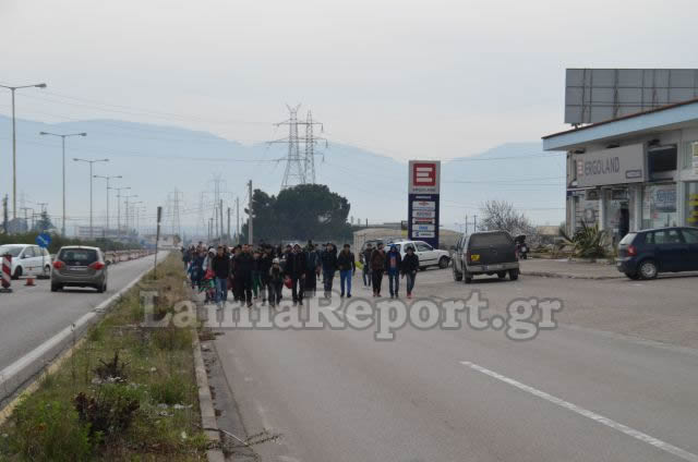 ΕΝΑ ΑΠΕΡΑΝΤΟ HOTSPOT: Γέμισε πρόσφυγες η Ελλάδα - Ξεκινούν με τα πόδια για τα σύνορα με τα Σκόπια [ΣΥΓΚΛΟΝΙΣΤΙΚΕΣ ΕΙΚΟΝΕΣ] - Φωτογραφία 15