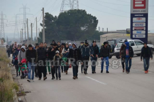 ΕΝΑ ΑΠΕΡΑΝΤΟ HOTSPOT: Γέμισε πρόσφυγες η Ελλάδα - Ξεκινούν με τα πόδια για τα σύνορα με τα Σκόπια [ΣΥΓΚΛΟΝΙΣΤΙΚΕΣ ΕΙΚΟΝΕΣ] - Φωτογραφία 16