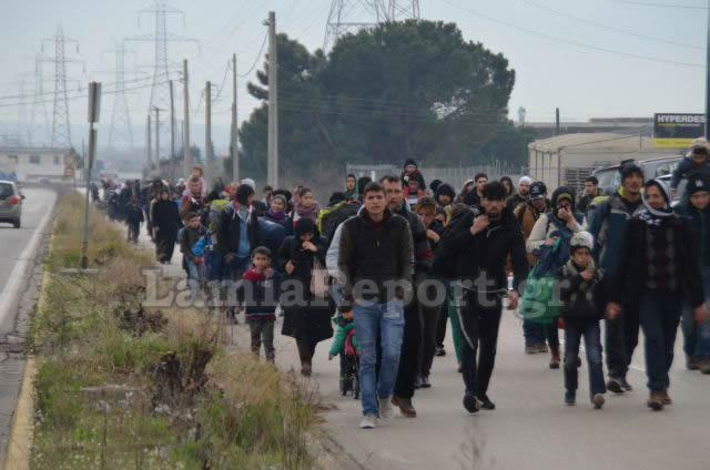 ΕΝΑ ΑΠΕΡΑΝΤΟ HOTSPOT: Γέμισε πρόσφυγες η Ελλάδα - Ξεκινούν με τα πόδια για τα σύνορα με τα Σκόπια [ΣΥΓΚΛΟΝΙΣΤΙΚΕΣ ΕΙΚΟΝΕΣ] - Φωτογραφία 17