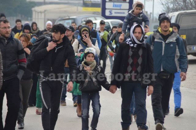 ΕΝΑ ΑΠΕΡΑΝΤΟ HOTSPOT: Γέμισε πρόσφυγες η Ελλάδα - Ξεκινούν με τα πόδια για τα σύνορα με τα Σκόπια [ΣΥΓΚΛΟΝΙΣΤΙΚΕΣ ΕΙΚΟΝΕΣ] - Φωτογραφία 18