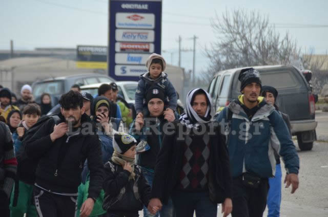 ΕΝΑ ΑΠΕΡΑΝΤΟ HOTSPOT: Γέμισε πρόσφυγες η Ελλάδα - Ξεκινούν με τα πόδια για τα σύνορα με τα Σκόπια [ΣΥΓΚΛΟΝΙΣΤΙΚΕΣ ΕΙΚΟΝΕΣ] - Φωτογραφία 19