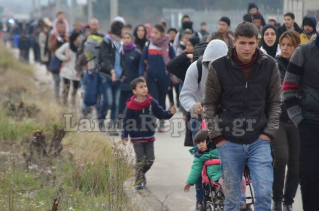 ΕΝΑ ΑΠΕΡΑΝΤΟ HOTSPOT: Γέμισε πρόσφυγες η Ελλάδα - Ξεκινούν με τα πόδια για τα σύνορα με τα Σκόπια [ΣΥΓΚΛΟΝΙΣΤΙΚΕΣ ΕΙΚΟΝΕΣ] - Φωτογραφία 20