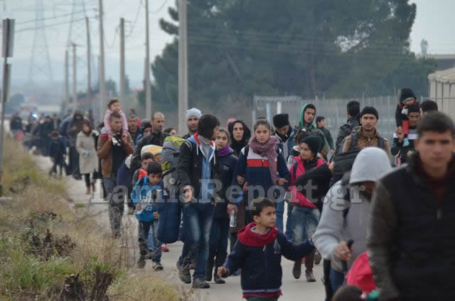 ΕΝΑ ΑΠΕΡΑΝΤΟ HOTSPOT: Γέμισε πρόσφυγες η Ελλάδα - Ξεκινούν με τα πόδια για τα σύνορα με τα Σκόπια [ΣΥΓΚΛΟΝΙΣΤΙΚΕΣ ΕΙΚΟΝΕΣ] - Φωτογραφία 21
