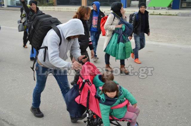 ΕΝΑ ΑΠΕΡΑΝΤΟ HOTSPOT: Γέμισε πρόσφυγες η Ελλάδα - Ξεκινούν με τα πόδια για τα σύνορα με τα Σκόπια [ΣΥΓΚΛΟΝΙΣΤΙΚΕΣ ΕΙΚΟΝΕΣ] - Φωτογραφία 22