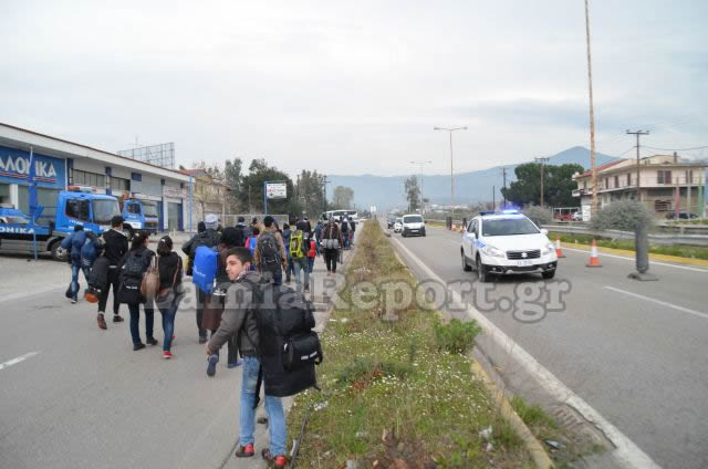 ΕΝΑ ΑΠΕΡΑΝΤΟ HOTSPOT: Γέμισε πρόσφυγες η Ελλάδα - Ξεκινούν με τα πόδια για τα σύνορα με τα Σκόπια [ΣΥΓΚΛΟΝΙΣΤΙΚΕΣ ΕΙΚΟΝΕΣ] - Φωτογραφία 26
