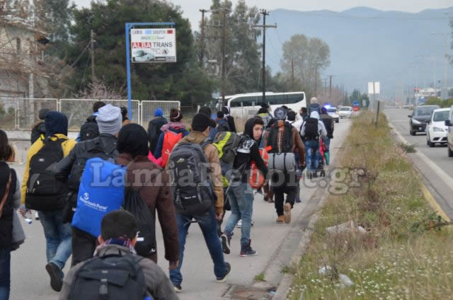 ΕΝΑ ΑΠΕΡΑΝΤΟ HOTSPOT: Γέμισε πρόσφυγες η Ελλάδα - Ξεκινούν με τα πόδια για τα σύνορα με τα Σκόπια [ΣΥΓΚΛΟΝΙΣΤΙΚΕΣ ΕΙΚΟΝΕΣ] - Φωτογραφία 27