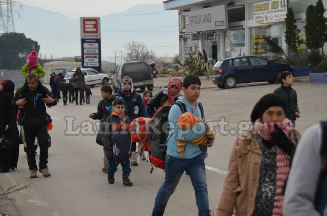 ΕΝΑ ΑΠΕΡΑΝΤΟ HOTSPOT: Γέμισε πρόσφυγες η Ελλάδα - Ξεκινούν με τα πόδια για τα σύνορα με τα Σκόπια [ΣΥΓΚΛΟΝΙΣΤΙΚΕΣ ΕΙΚΟΝΕΣ] - Φωτογραφία 28