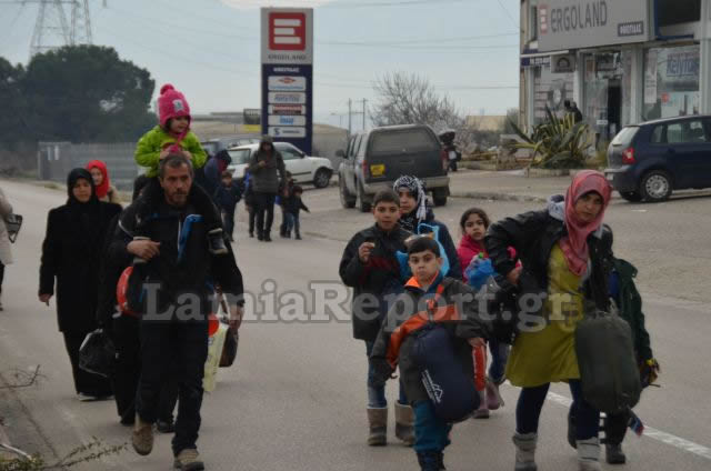 ΕΝΑ ΑΠΕΡΑΝΤΟ HOTSPOT: Γέμισε πρόσφυγες η Ελλάδα - Ξεκινούν με τα πόδια για τα σύνορα με τα Σκόπια [ΣΥΓΚΛΟΝΙΣΤΙΚΕΣ ΕΙΚΟΝΕΣ] - Φωτογραφία 29
