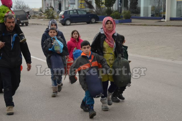ΕΝΑ ΑΠΕΡΑΝΤΟ HOTSPOT: Γέμισε πρόσφυγες η Ελλάδα - Ξεκινούν με τα πόδια για τα σύνορα με τα Σκόπια [ΣΥΓΚΛΟΝΙΣΤΙΚΕΣ ΕΙΚΟΝΕΣ] - Φωτογραφία 31
